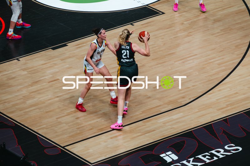 Gülich (#21) gegen belgische Gegenspielerin (#6) am Ball