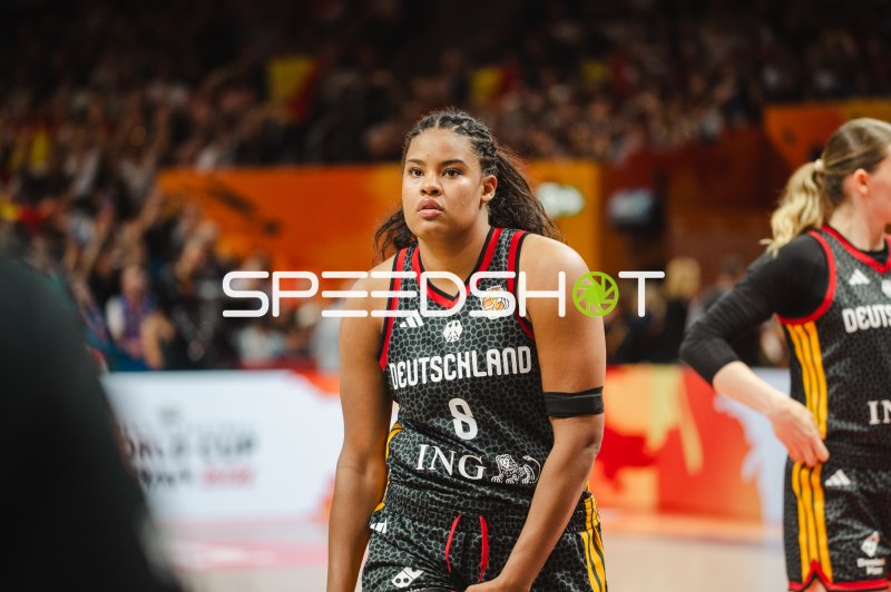 Basketballerin im Deutschland-Trikot konzentriert vor dem Spiel