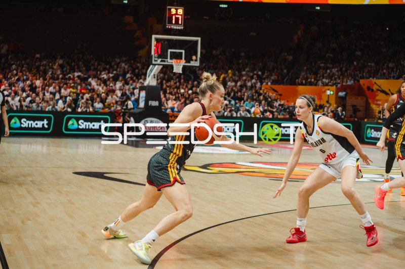 Basketball-Spielerin im Antritt gegen Verteidigerin von Belgium (#6)