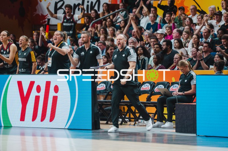 Deutscher Basketball-Trainerstab bejubelt Aktion an der Bank in Berlin