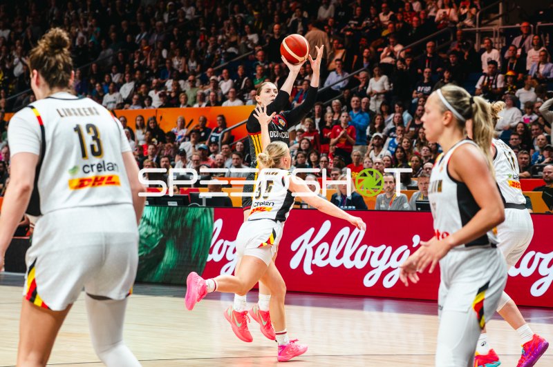 Kyara Linskens (#13; Belgien) beobachtet Sprungwurf im Zweikampf gegen Deutschland