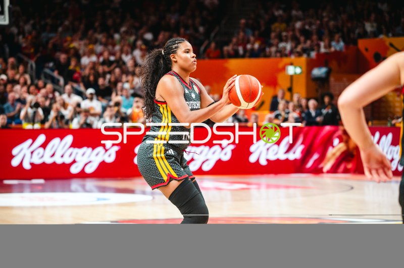 Basketballerin der deutschen Nationalmannschaft beim Freiwurf