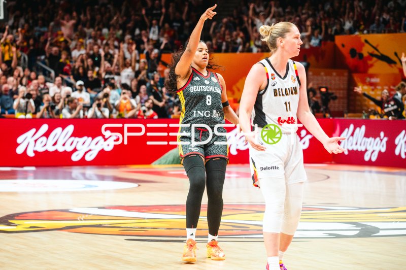 Basketballerin (#8; Deutschland) zeigt nach oben neben Gegenspielerin (#11; Belgien)