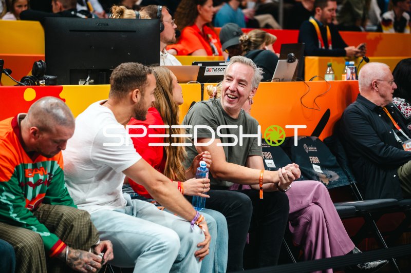 Zuschauer beim Handshake in der FIBA-Arena