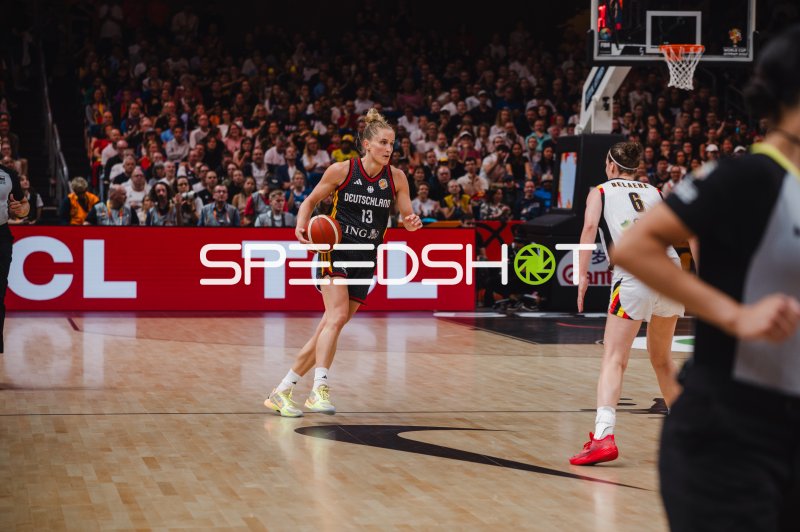 Deutschland (#13) dribbelt vor Antonia Delaere (#6; Belgien)
