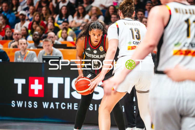 Deutschland-Spielerin (#8) im Dribbling gegen Linskens (#13; Belgien)