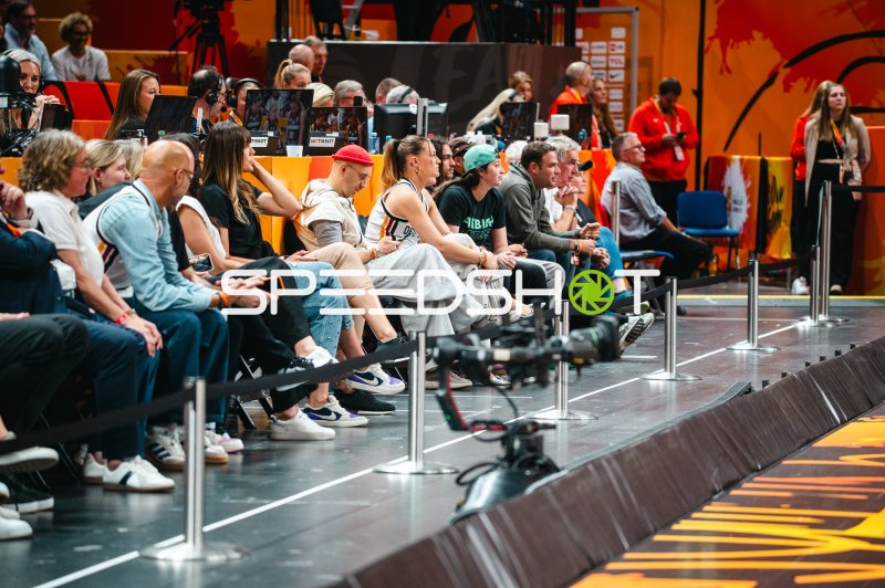 Zuschauer courtside bei einem Basketball-Länderspiel