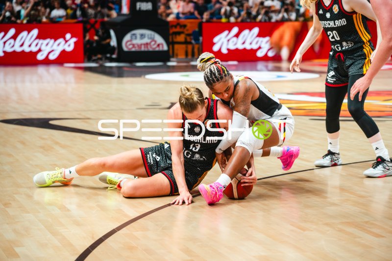 Zweikampf am Boden um den Ball im Basketball-Training der deutschen Nationalmannschaft