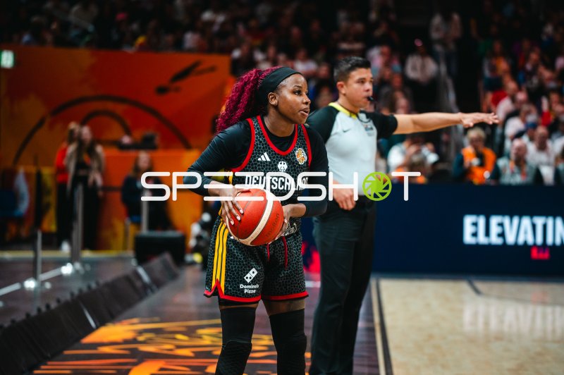 Basketballspielerin der Deutschland-Nationalmannschaft bei Spielunterbrechung
