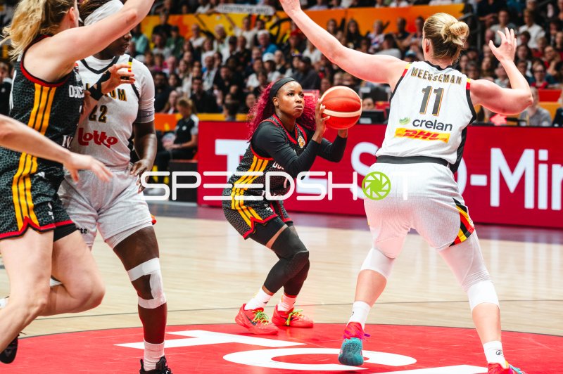 Emma Meesseman (#11; Belgien) verteidigt gegen deutsche Angreiferin im Zweikampf