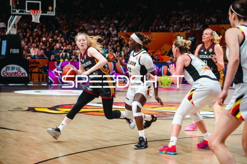 Deutsche Nationalspielerin treibt den Ball im Fastbreak gegen Belgien