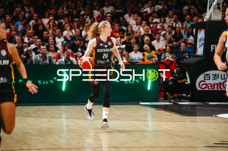 Deutsche Nationalspielerin (#20) beim Dribbling im Basketball-Länderspiel