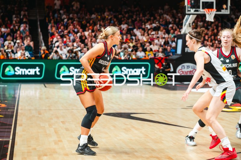 Ballführende Spielerin der deutschen Nationalmannschaft im 1-gegen-1