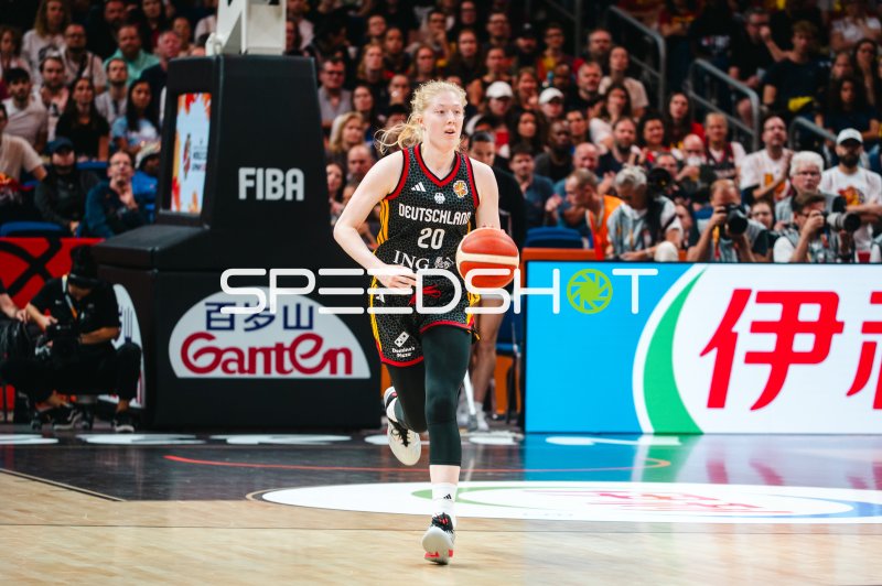 Deutsche Basketballspielerin (#20) beim Dribbling durch die Vorderfeldzone