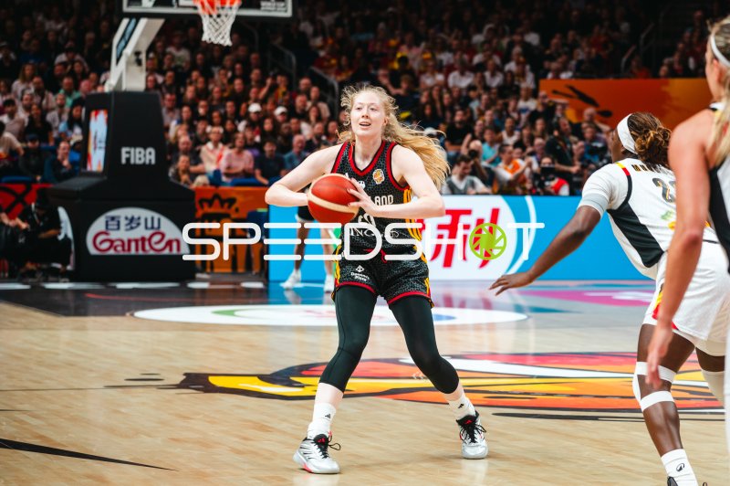 Basketballspielerin mit Ball im Aufbauspiel gegen Verteidigerin