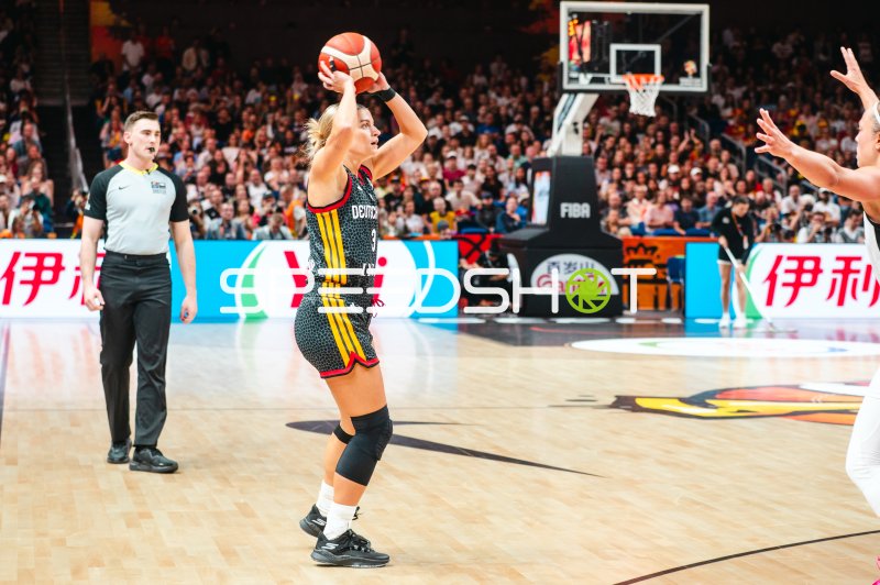 Basketballspielerin der deutschen Nationalmannschaft beim Freiwurf