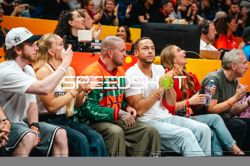 Jubelnde Fans in der ersten Reihe beim Sportevent