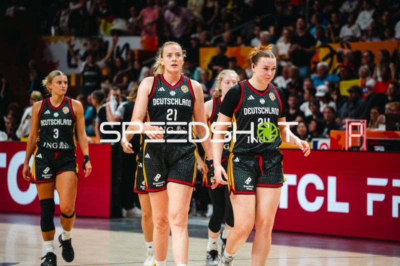 Spielerinnen der deutschen Basketball-Nationalmannschaft nach Spielzug