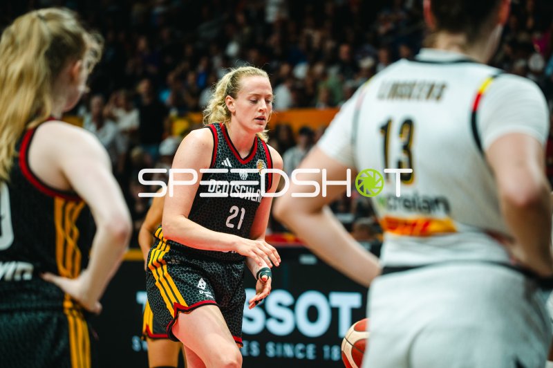 Basketballerin (#21; Deutschland) im Spiel gegen Gegnerin (#13)