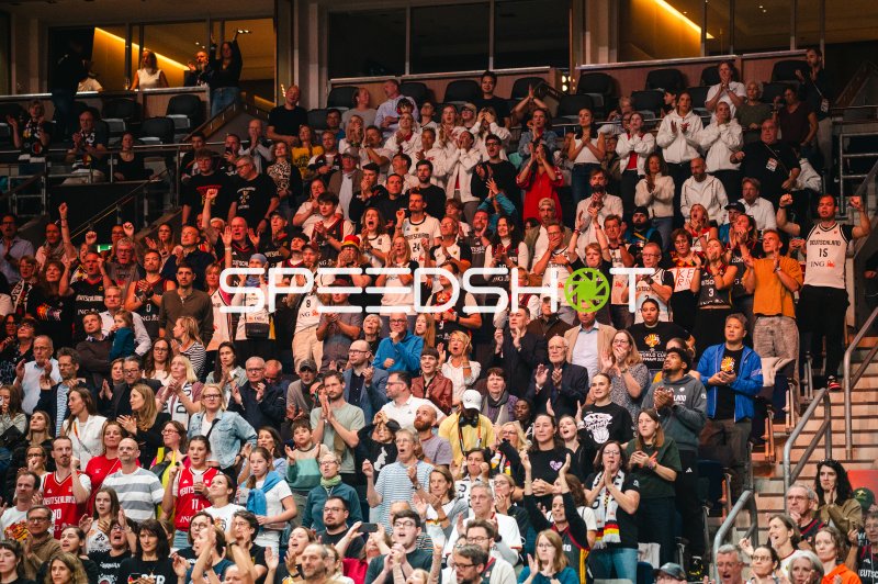 Jubelnde Fans der deutschen Basketball-Nationalmannschaft auf der Tribüne