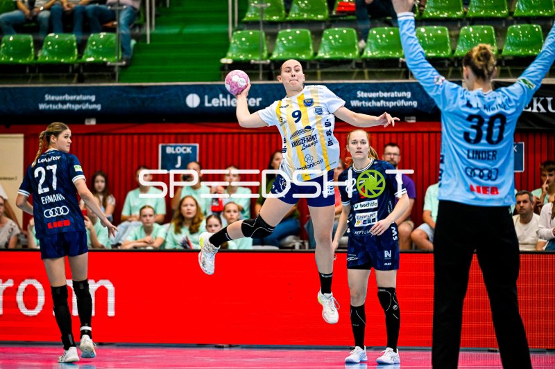 Rückraumspielerin (#9) im Sprungwurf gegen Torhüterin Linder (#30)