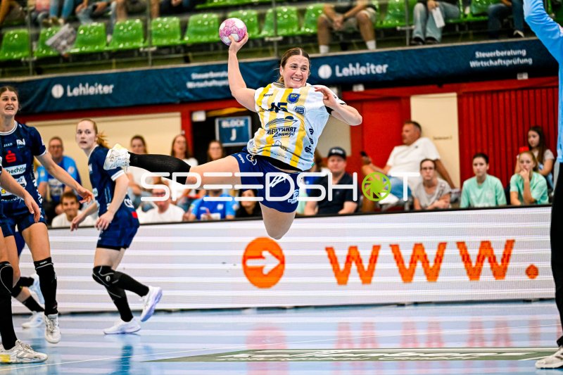 Spielerin mit Rückennummer 45 beim Sprungwurf
