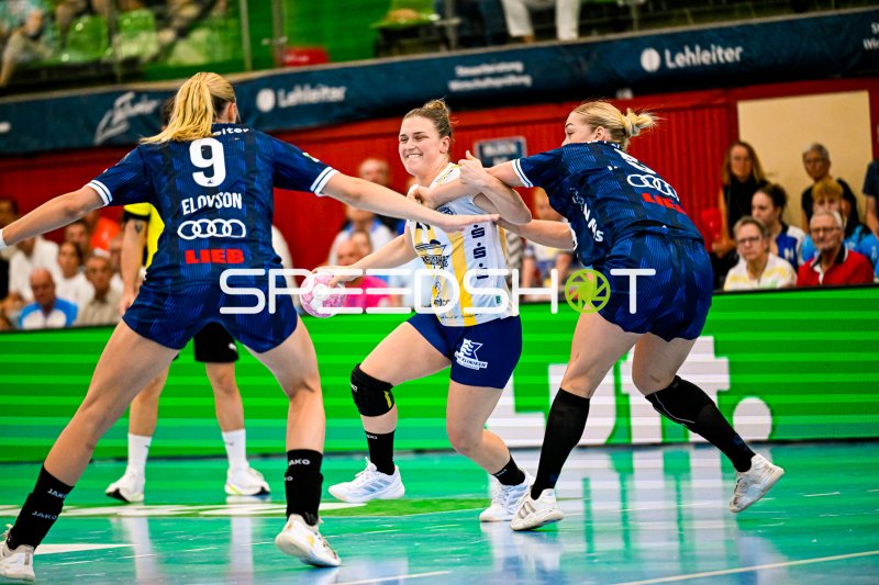 Nele Franz (#21; Buxtehuder SV) im Zweikampf gegen Sport-Union Neckarsulm