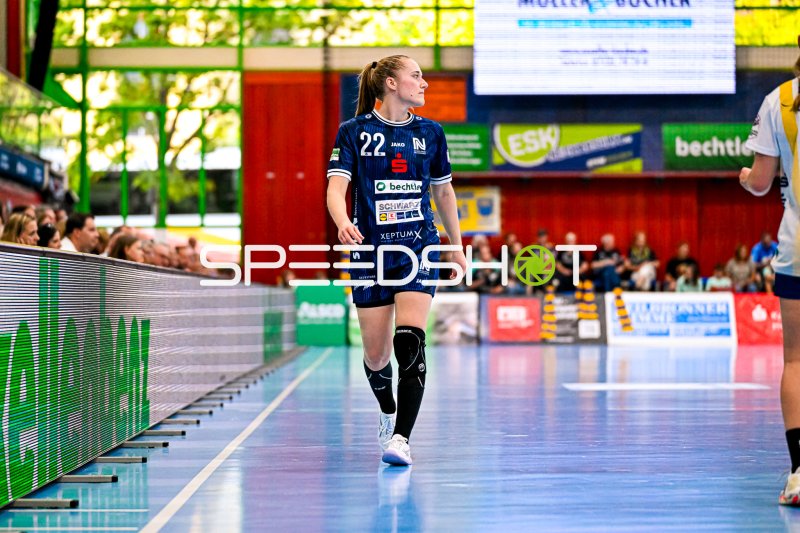 Meret Ossenkopp (#22; Sport-Union Neckarsulm) läuft über das Spielfeld