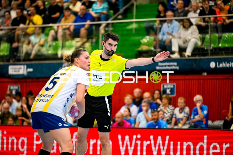 Lucy Strauchmann (#78; Buxtehuder SV) und Schiedsrichter bei Spielunterbrechung