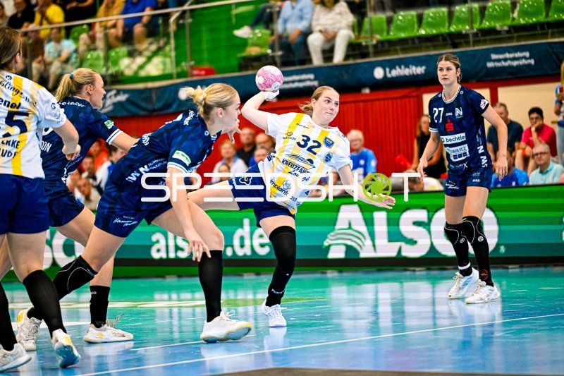 Sina Ehmann (#32; Buxtehuder SV) beim Wurf gegen Sport-Union Neckarsulm