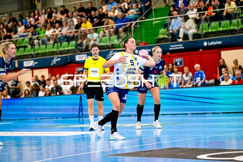 Kim Hinkelmann (#5; Buxtehuder SV) beim Wurfansatz in der Ballei