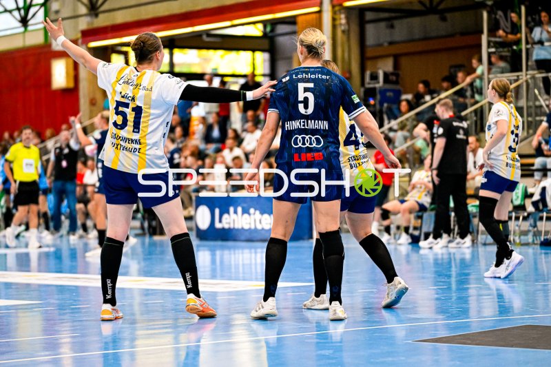 Lück (#51; Buxtehuder SV) und Hinkelmann (#5; SG BBM Bietigheim) nach Spielszene
