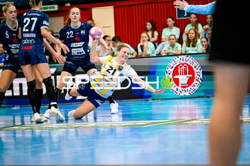 Nele Franz (#21; Buxtehuder SV) beim Wurfversuch gegen Sport-Union Neckarsulm