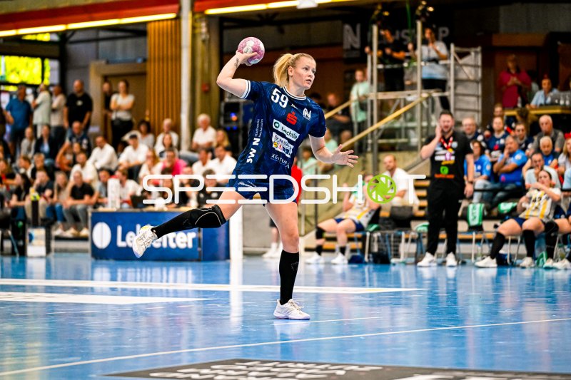 Antje Döll (#29; Sport-Union Neckarsulm) beim Wurf in der Ballei