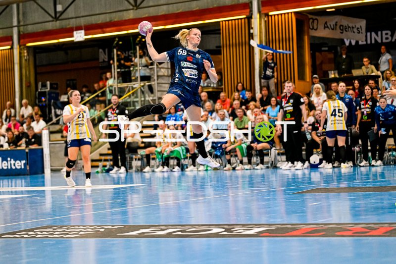 Spielerin (#59; Sport-Union Neckarsulm) beim Sprungwurf in der Ballei
