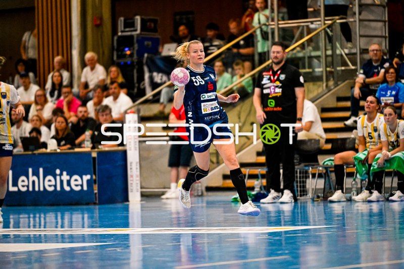 Rückraumspielerin (#59) mit Sprungwurf in der Handball-Bundesliga