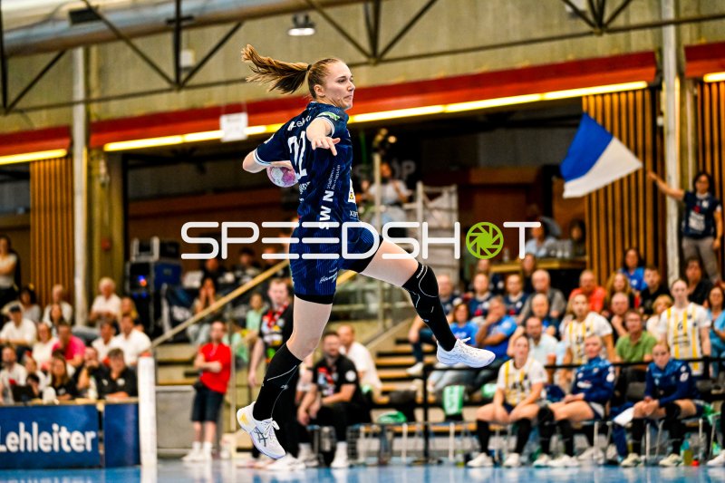 Meret Ossenkopp (#22; Sport-Union Neckarsulm) beim Sprungwurf