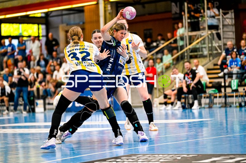Sport-Union Neckarsulm im Wurf gegen Buxtehuder SV-Abwehr