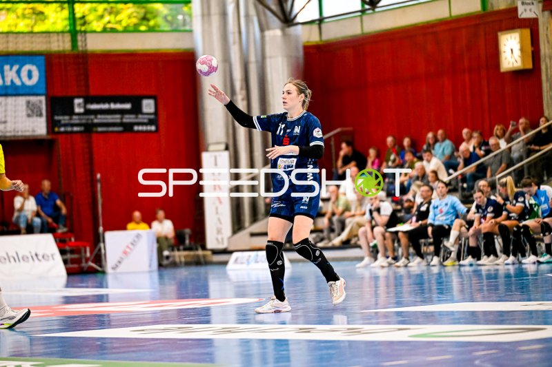 Handballspielerin beim Passwurf in der Halle