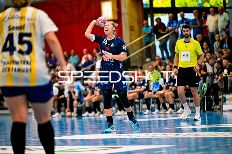 Kamila Kordovska (#14; Sport-Union Neckarsulm) beim Wurf