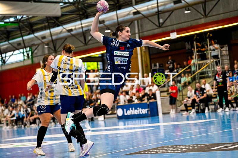 Merle Albers (#39; Sport-Union Neckarsulm) beim Sprungwurf gegen Buxtehuder SV
