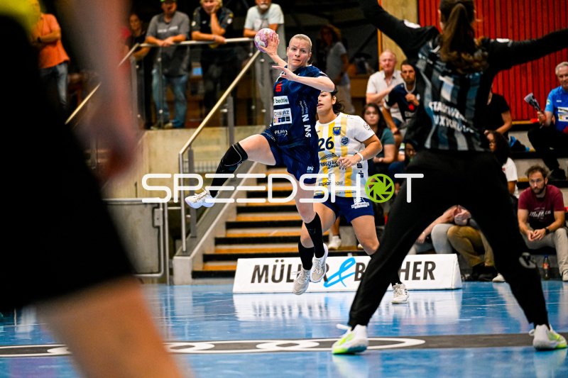 Sprungwurf einer Spielerin der Sport-Union Neckarsulm in der Ballei