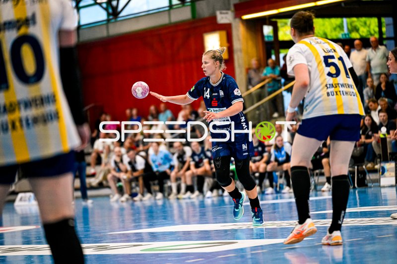 Kamila Kordovska (#14; Sport-Union Neckarsulm) beim Zuspiel in der Ballei