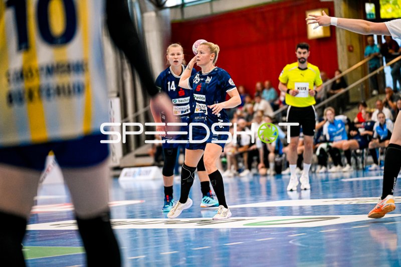 Antje Döll (#29; Sport-Union Neckarsulm) beim Wurfansatz in der Ballei