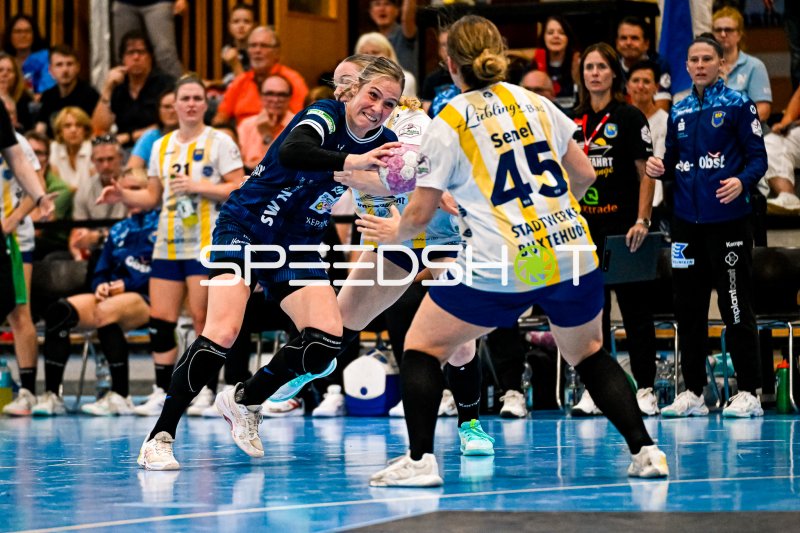 Sophie Fasold im Zweikampf gegen Spielerin #45 des Buxtehuder SV