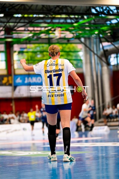 Enna Lene Oberländer (#17; Buxtehuder SV) bejubelt Treffer in Neckarsulm