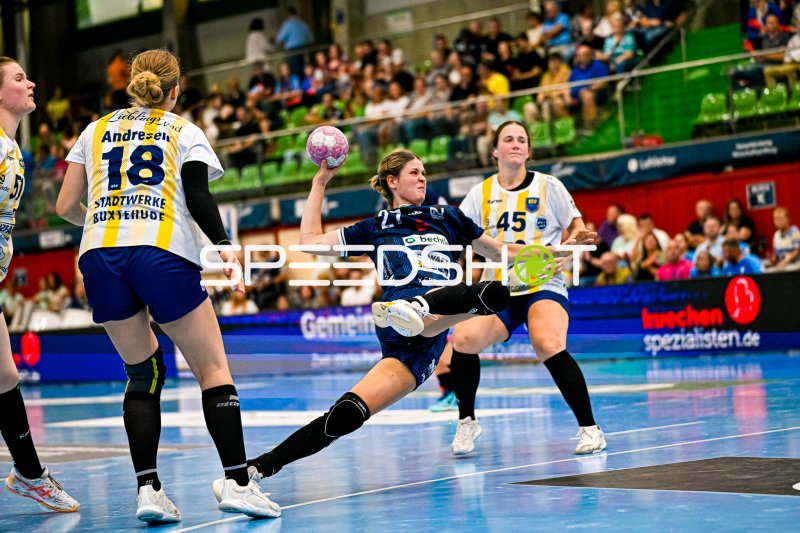 Carina Senel (#27; Sport-Union Neckarsulm) beim Sprungwurf gegen Buxtehuder SV