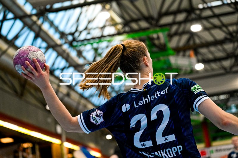 Meret Ossenkopp (#22; Sport-Union Neckarsulm) beim Wurfansatz