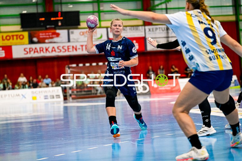 Kamila Kordovska (#14; Sport-Union Neckarsulm) beim Wurfansatz