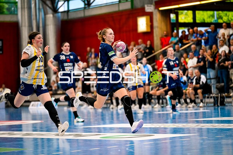 Meret Ossenkopp (#22; Sport-Union Neckarsulm) beim Sprungwurf